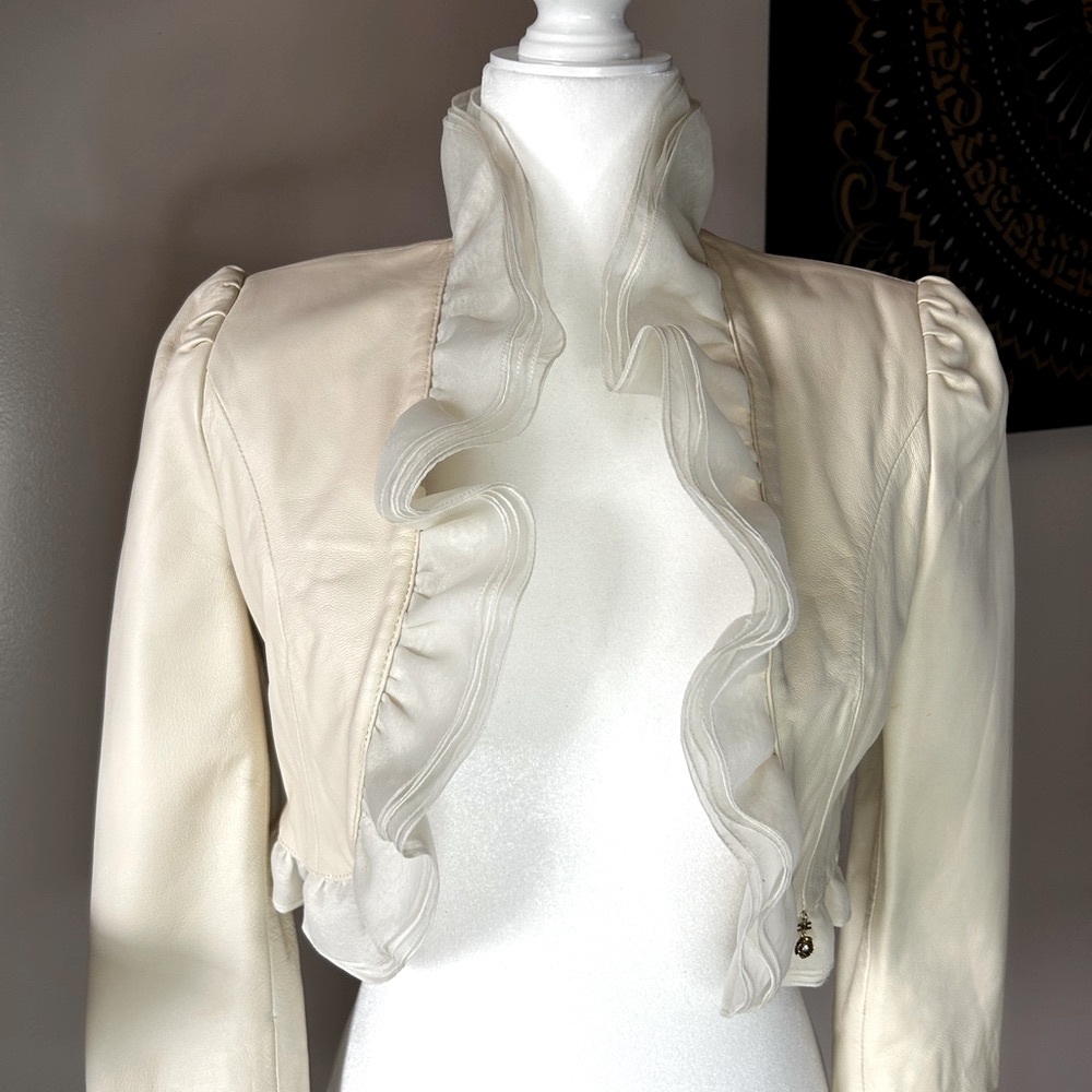 ELISABETTA FRANCHI
Cream Leather Jacket with Ruffled Edge and Fitted Design